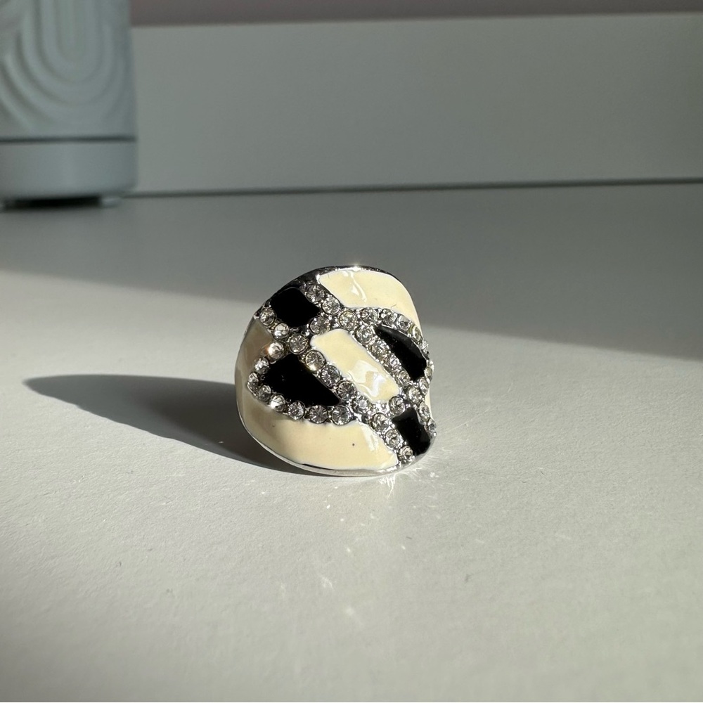 FREE w/ Purchase 🎁 Elegant Black & Cream Crystal Accent Statement Ring
